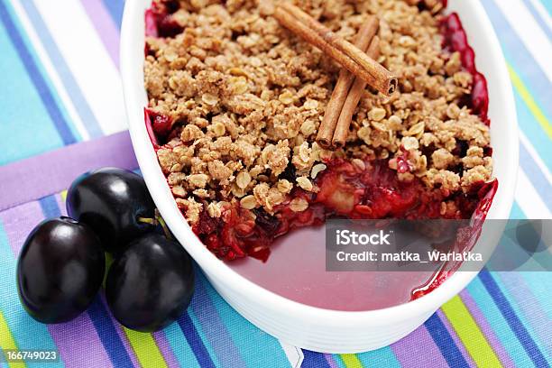 Photo libre de droit de Crumble Aux Prunes banque d'images et plus d'images libres de droit de Cannelle - Cannelle, Crumble - Dessert, Dessert