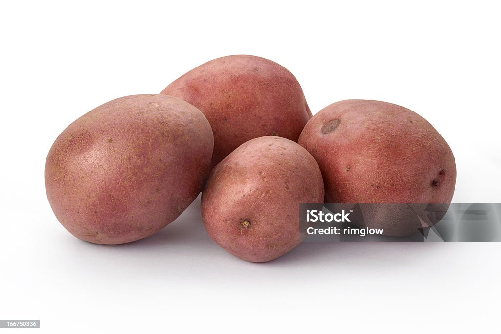 Quattro rossi freschi isolati patate in un gruppo - Foto stock royalty-free di Patata rossa