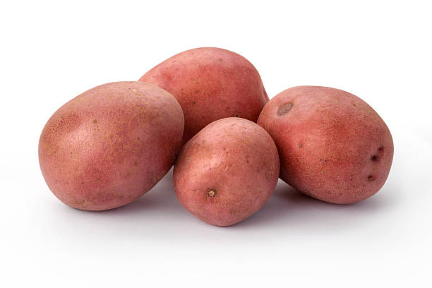 cztery świeże czerwone ziemniaki w grupie puste - red potato obrazy zdjęcia i obrazy z banku zdjęć