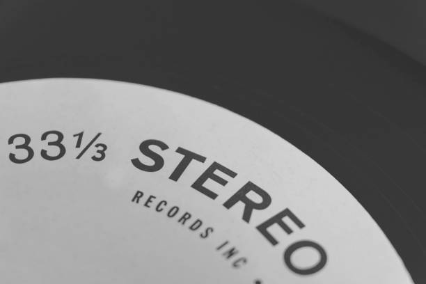vinyl record series ( 4 ) 33 1/3 rpm stereo single word record macro close-up black minimal black text type vintage 50s 40s - 33 rpm imagens e fotografias de stock