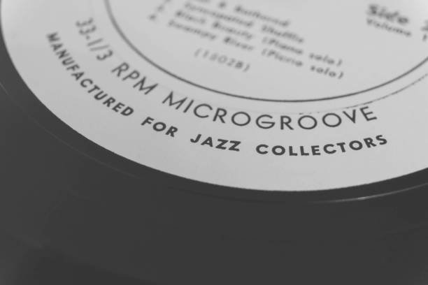 vinyl record series ( 5 ) 33 1/3 rpm microgroove for jazz collectors record macro close-up black minimal black text type vintage 50s 40s - 33 rpm imagens e fotografias de stock