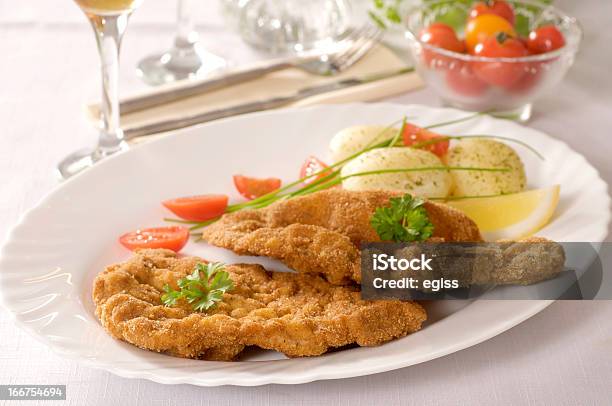 Frito Milanesa De Ternera Foto de stock y más banco de imágenes de Vienesa - Vienesa, Alimento, Carne