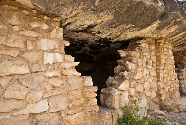 habitat troglodytique de walnut canyon - walnut canyon ruins photos et images de collection