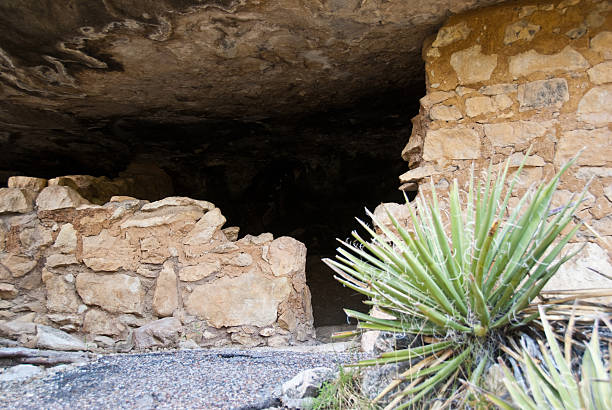 habitat troglodytique de walnut canyon - walnut canyon ruins photos et images de collection