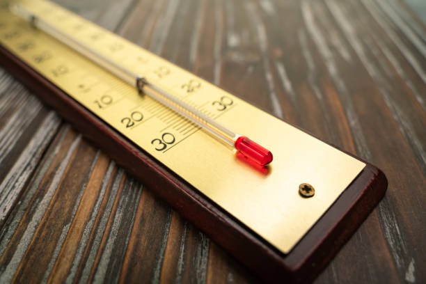 termómetro utilizado para medir la temperatura ambiente - barometer meteorology gauge forecasting fotografías e imágenes de stock