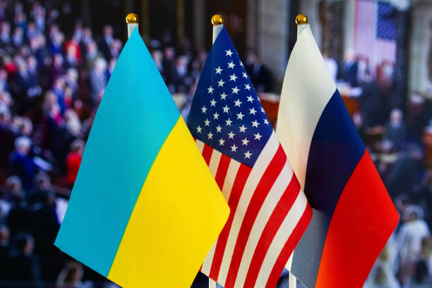 bendera as, bendera rusia, bendera ukraina. bendera amerika serikat, bendera rusia, bendera ukraina. amerika serikat dan federasi rusia konfrontasi. invasi rusia ke ukraina - ukraina potret stok, foto, & gambar bebas royalti
