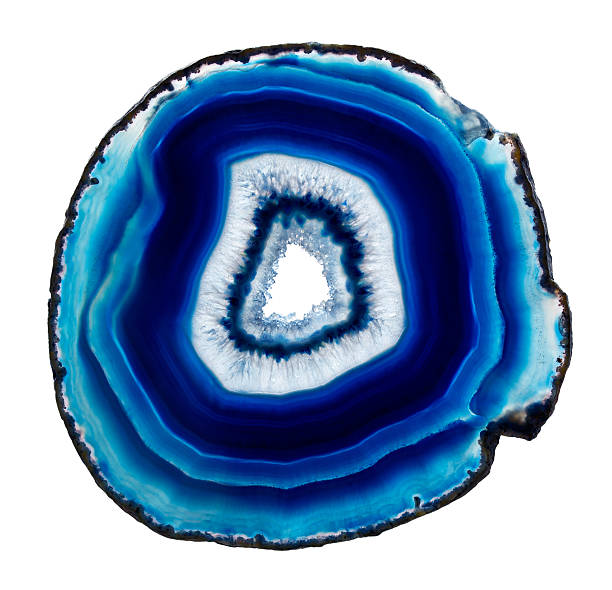 tranche d'agate bleue cristaux sur fond blanc - agate photos et images de collection