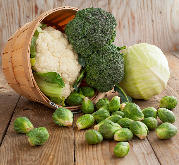 ancora la vita con assortimento cabbages su sfondo in legno - cavolo broccolo foto e immagini stock