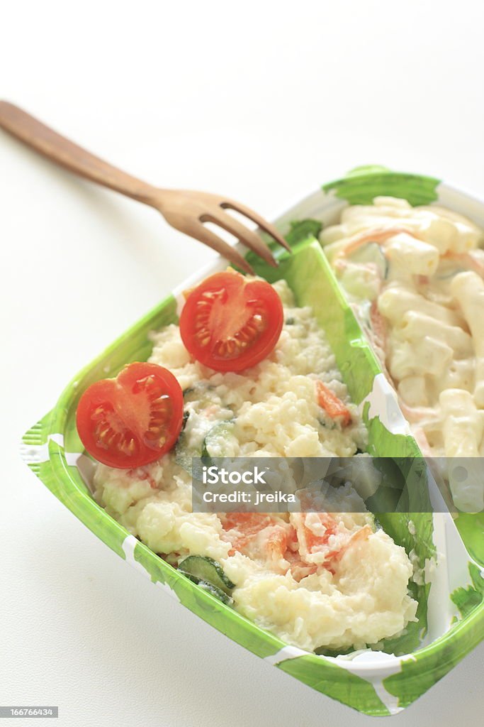 Pommes de terre et Salade de pâtes en plastique containter - Photo de Panier-repas libre de droits