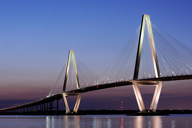 puente arthur ravenel jr bridge de noche - arthur ravenel fotografías e imágenes de stock