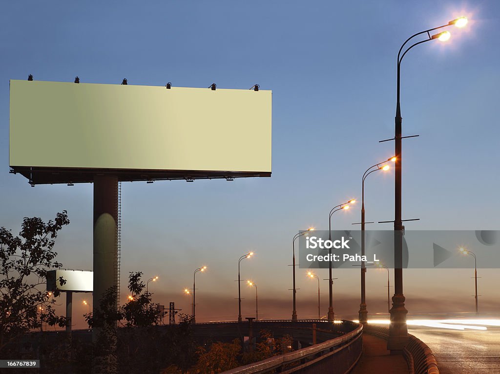 Road y grandes Cartelera en blanco en la noche - Foto de stock de Aire libre libre de derechos