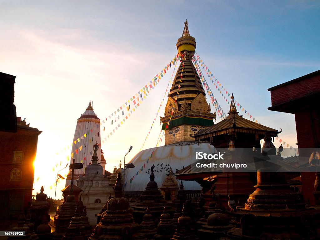 Swayambhunath ступа. Восход солнца. - Стоковые фото Азиатская культура роялти-фри