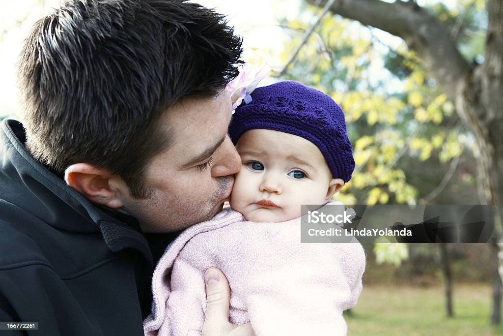 Padre Baciare figlia - Foto stock royalty-free di 6-11 Mesi