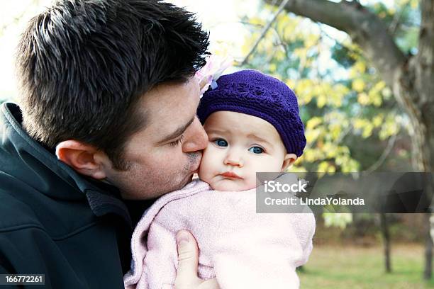 Foto de Pai Beijando Sua Filha Bebê e mais fotos de stock de 6-11 meses - 6-11 meses, Abraçar, Amor