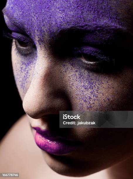 Bella Mujer Con Maquillaje Creativo Sobre Un Fondo Negro Foto de stock y más banco de imágenes de A la moda