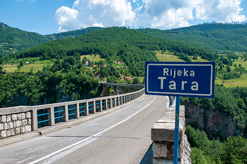 Atemberaubende Brücke über die Schlucht des Flusses Tara in Montenegro.