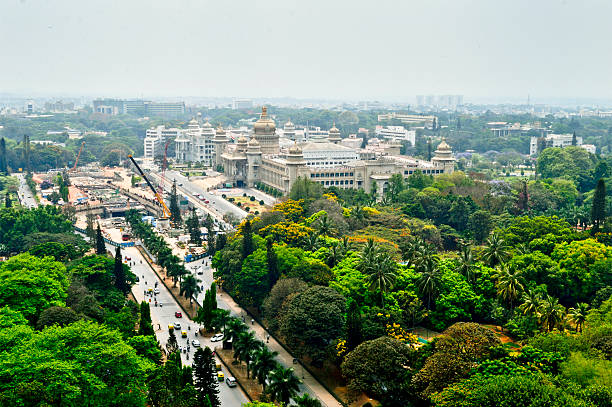 vue aérienne de la ville de bangalore à vidhansoudha coverd avec arbres - color image built structure town cityscape photos et images de collection