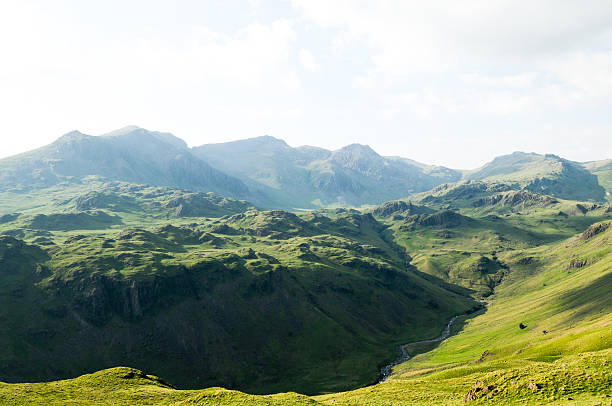 озёрный край англии: eskdale зеленый и sca упал - esk river стоковые фото и изображения