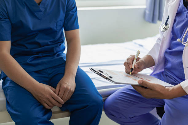 un jeune homme consulte un médecin au sujet du cancer de la prostate, des maladies vénériennes et de la dysfonction sexuelle au sujet des causes de la dysfonction érectile dans la salle d’examen. photos en gros plan - venereal photos et images de collection