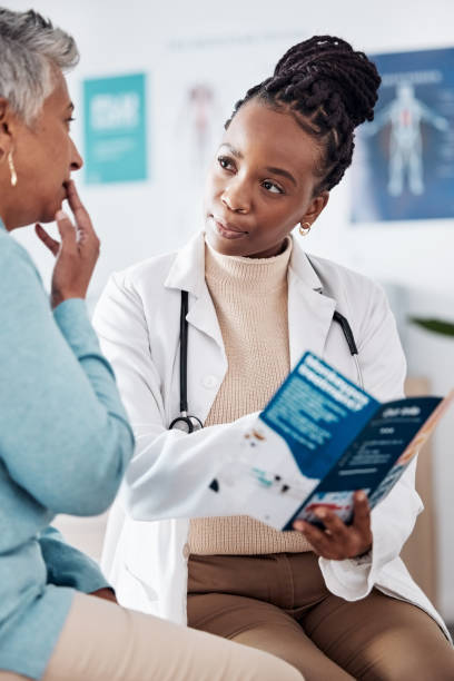 broschüre, beratung oder arztgespräch mit einer person für lebensversicherungen oder gesundheitsdienstleistungen oder medizinische daten. frauen, krankenschwestern, die zuhören oder reife patienten, die informationen über broschüren im krankenhaus f� - medicare krankenversicherung stock-fotos und bilder