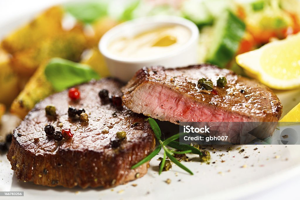 Carne a la parrilla, papas y verduras - Foto de stock de Albahaca libre de derechos