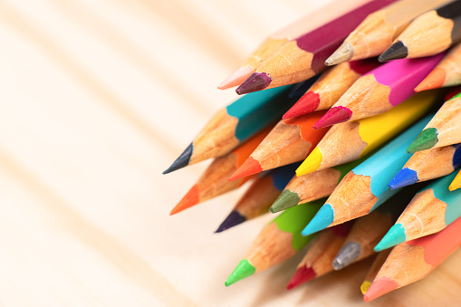 GROUP OF COLORED PENCILS. HORIZONTAL PHOTOGRAPHY. COLOR. HORIZONTAL