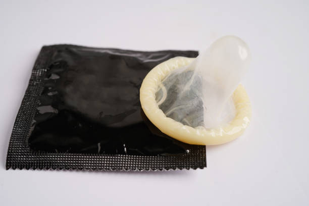 préservatif pour prévenir l’infection, les rapports sexuels protégés et le contrôle des naissances. - contraceptive sex education birth control pill condom photos et images de collection