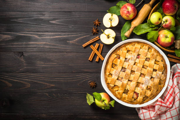 tarte aux pommes au gingembre et à la cannelle à la table en bois foncé. - cake pie apple pie apple photos et images de collection