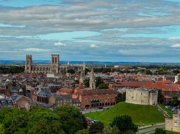 clifford's tower i york minster - clifford zdjęcia i obrazy z banku zdjęć