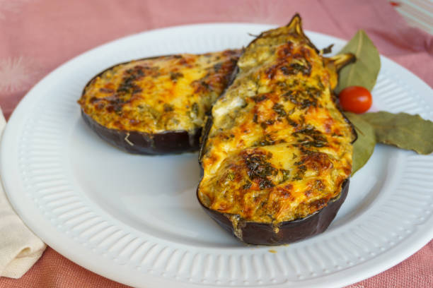 Eggplants stuffed with meat and au gratin with cheese.