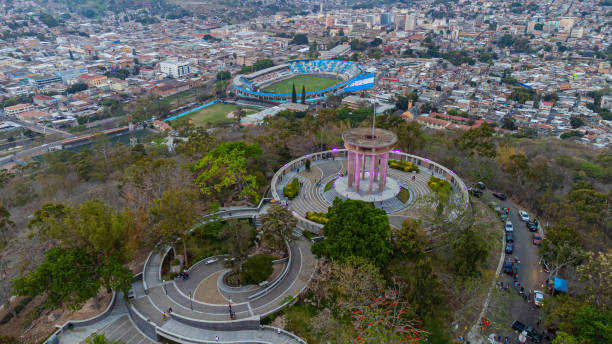 vista aérea de tegucigalpa con la bandera nacional de honduras - tegucigalpa fotografías e imágenes de stock