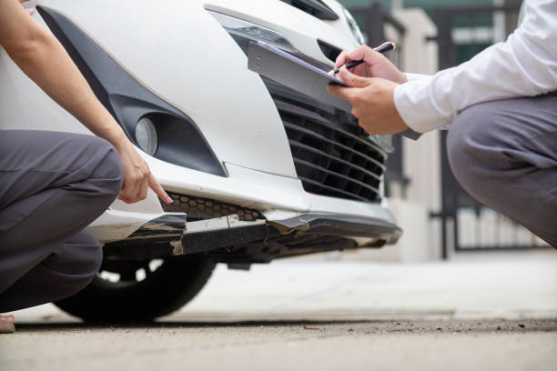 los agentes de seguros se reúnen con los clientes cuando ocurren accidentes para inspeccionar los daños y documentar las reclamaciones de seguros de manera expedita. concepto de agentes de seguros de automóviles para inspeccionar urgentemente los daños - insurance car insurance agent auto accidents fotografías e imágenes de stock