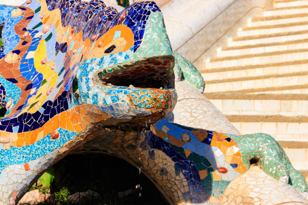 wielobarwna mozaika salamandra smoka gaudiego w park guell, barcelona, hiszpania - antonio gaudi outdoors horizontal barcelona zdjęcia i obrazy z banku zdjęć