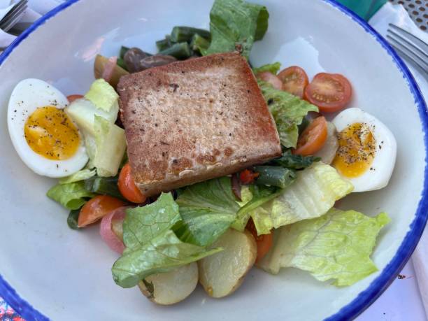 sałatka z tuńczyka podsmażony - prepared ahi tuna salad green olive zdjęcia i obrazy z banku zdjęć