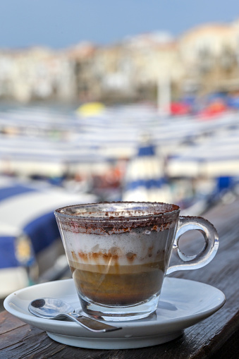 Caffè mocaccino o marocchino in spiaggia