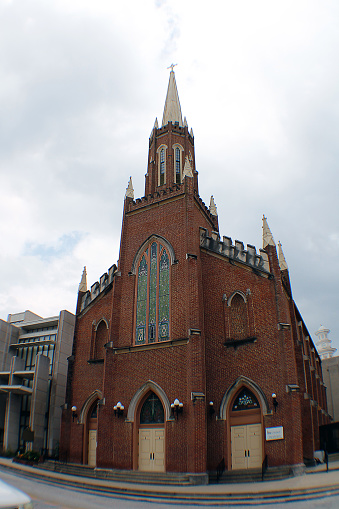 De versterkte kerk van Hunawihr omgeven door wijngaarden. Hunawihr is een dorp in de Elzas in het Franse departement Haut-Rhin.