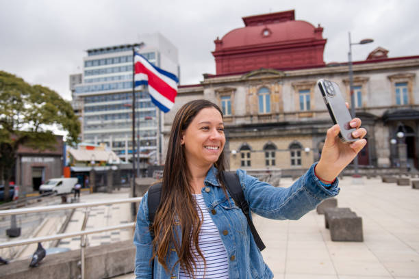 kobieta robi selfie - crc 32 zdjęcia i obrazy z banku zdjęć