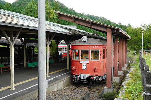 On a sunny day in August 2023, the Mo750-type train No. 755 is preserved at the former Meitetsu Tanigumi Station in Ibigawa-cho, Gifu Prefecture.