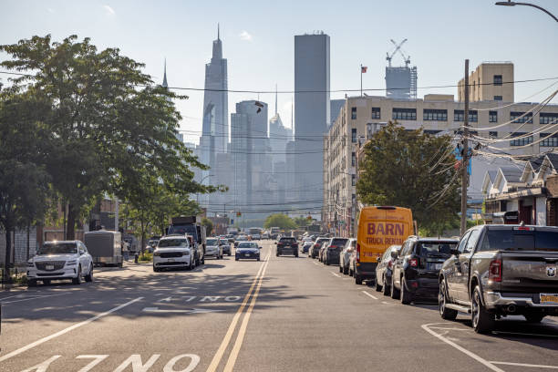 vista in fondo alla strada con vista sullo skyline di manhattan - new york state new york city vanishing point national landmark foto e immagini stock