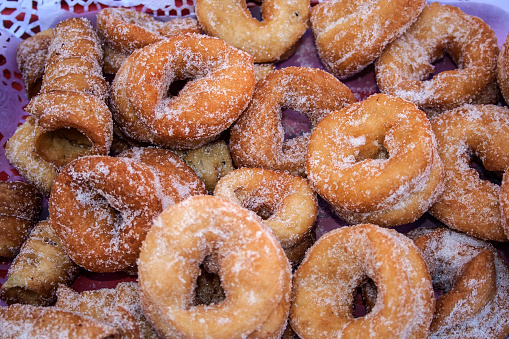 Donuts with sugar are a traditional dessert of Spanish cuisine, which are made with a dough of flour, eggs, milk, oil, sugar, yeast and aromas such as lemon or anise. They are fried in hot oil and coated in sugar or a light syrup. They are delicacies that can be enjoyed on any occasion, such as breakfast, snack or parties.
