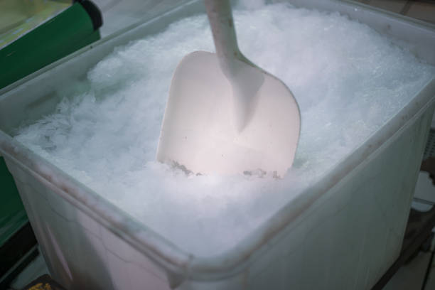 Ice scoop and Ice in Ice Bucket