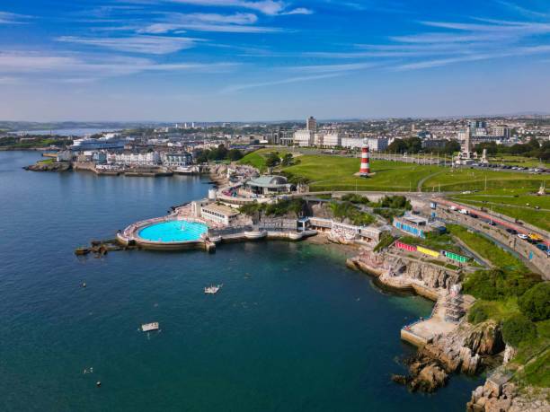 vista aérea de la piscina tinside lido en plymouth, reino unido - plymouth massachusetts fotografías e imágenes de stock