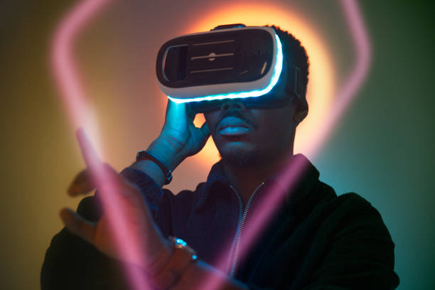 istock Men with VR glasses looking at a sqare pattern 1669608571