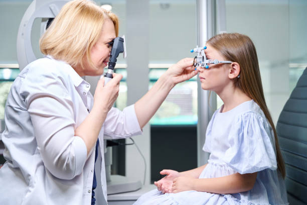 istock Orthoptist performing dynamic retinoscopy on little girl 1669936228