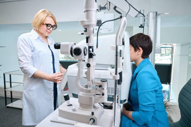 istock Ophthalmic professional determining patient refractive power with autorefractor 1669936822