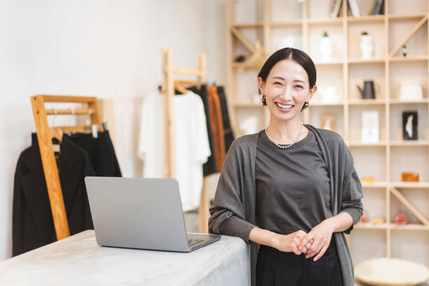 istock Working Japanese woman/apparel clerk 1669963258