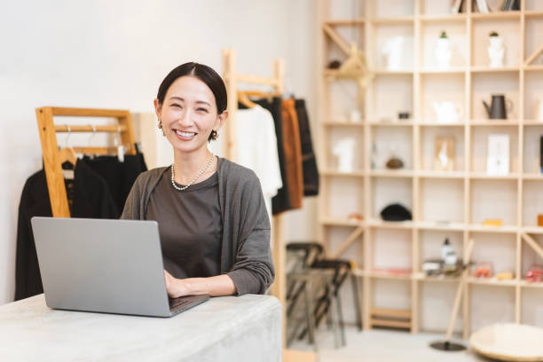 istock Working Japanese woman/apparel clerk 1669963259