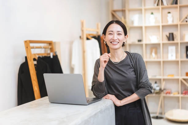 istock Working Japanese woman/apparel clerk 1669963260