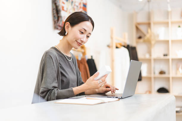 istock Working Japanese woman/apparel clerk 1669963796