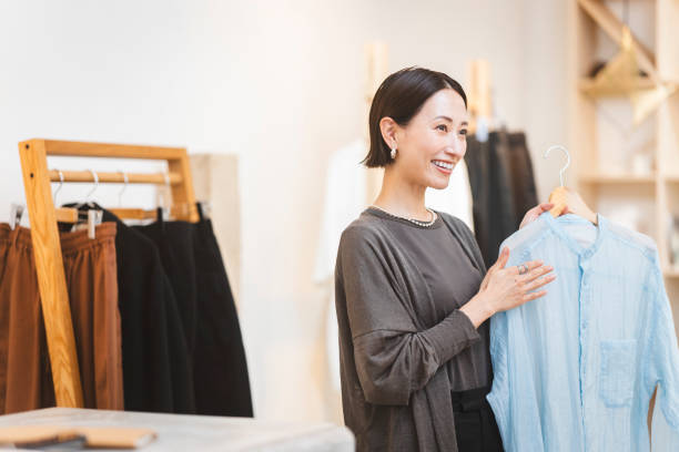 istock Working Japanese woman/apparel clerk 1669965939